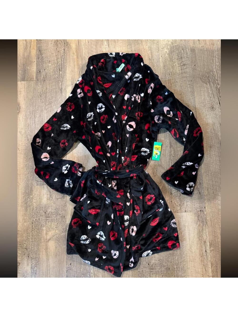 NWT honeydew Black Robe with Lip Print valentines M/L